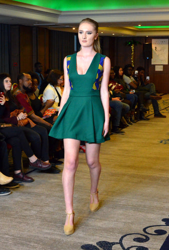 Mannequin défilant dans une robe mini verte