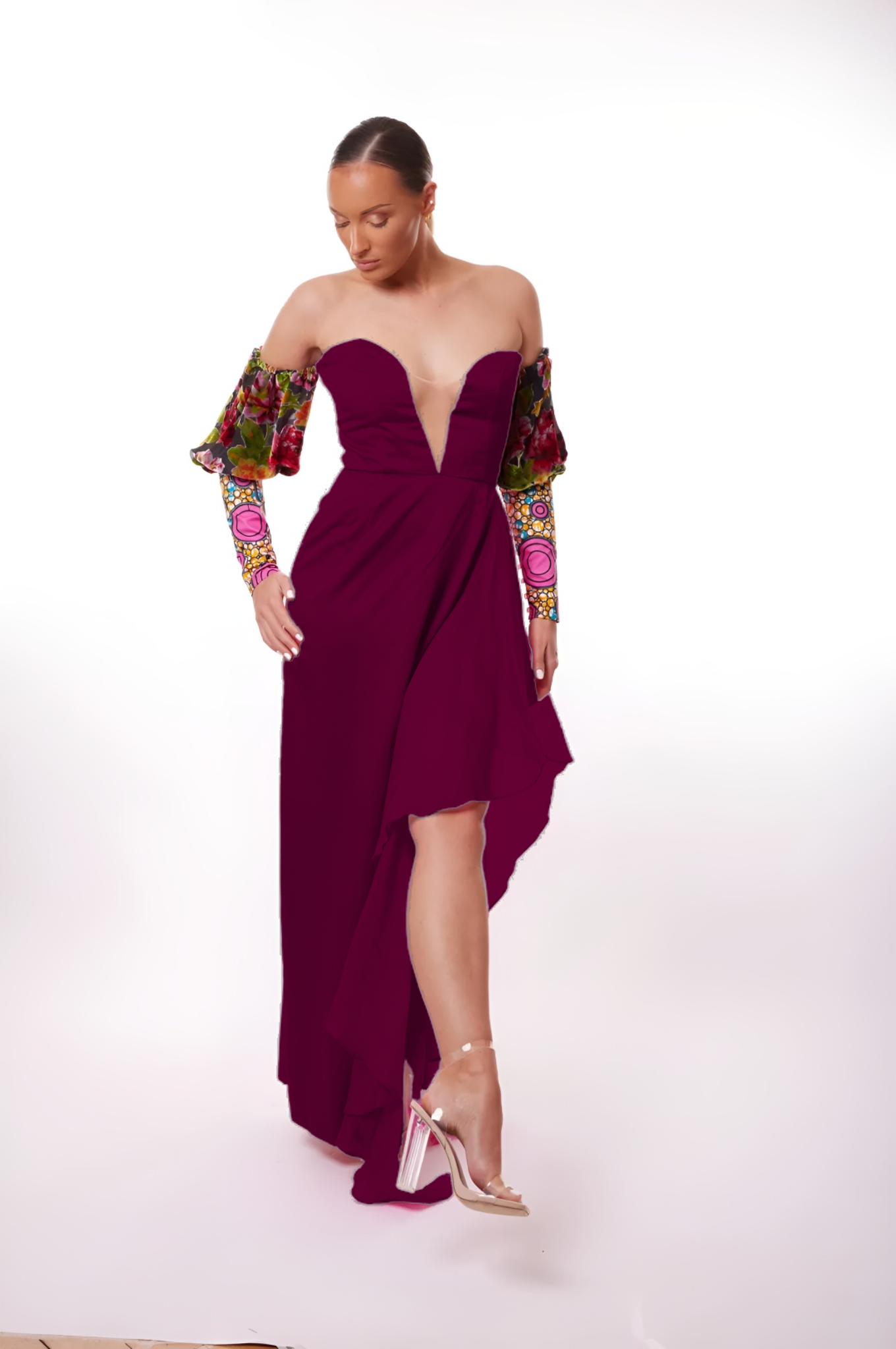 Robe bustier fluide burgundy vue de face, manches bouffantes ornées d’un motif floral et wax coloré, et jupe asymétrique.