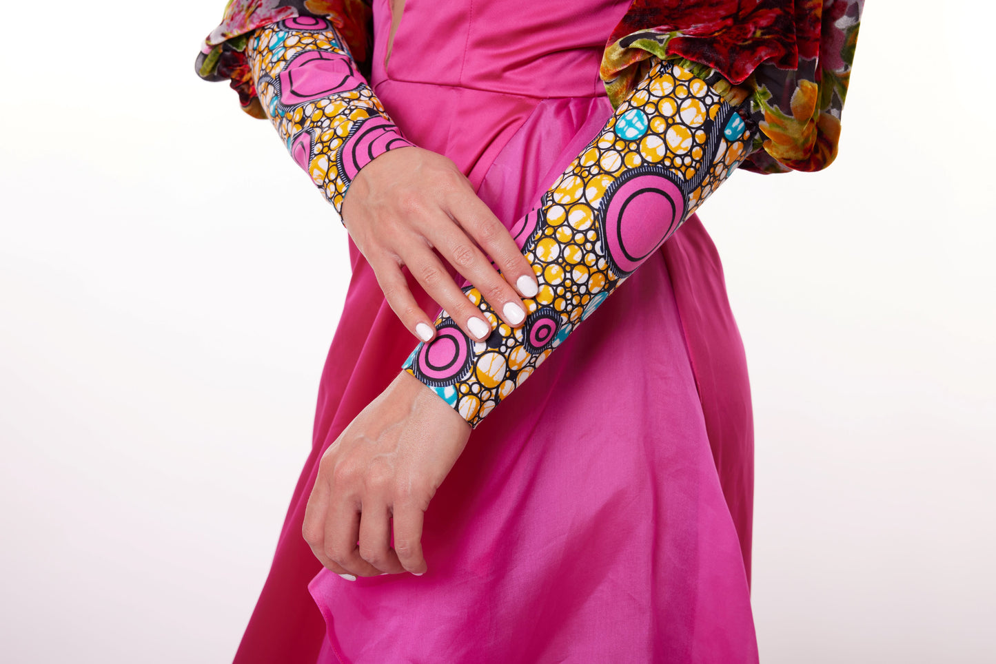 Robe bustier fluide rose et fuchsia, manches bouffantes ornées d’un motif floral et wax coloré. Vue sur les manches bouffantes et ses détails.