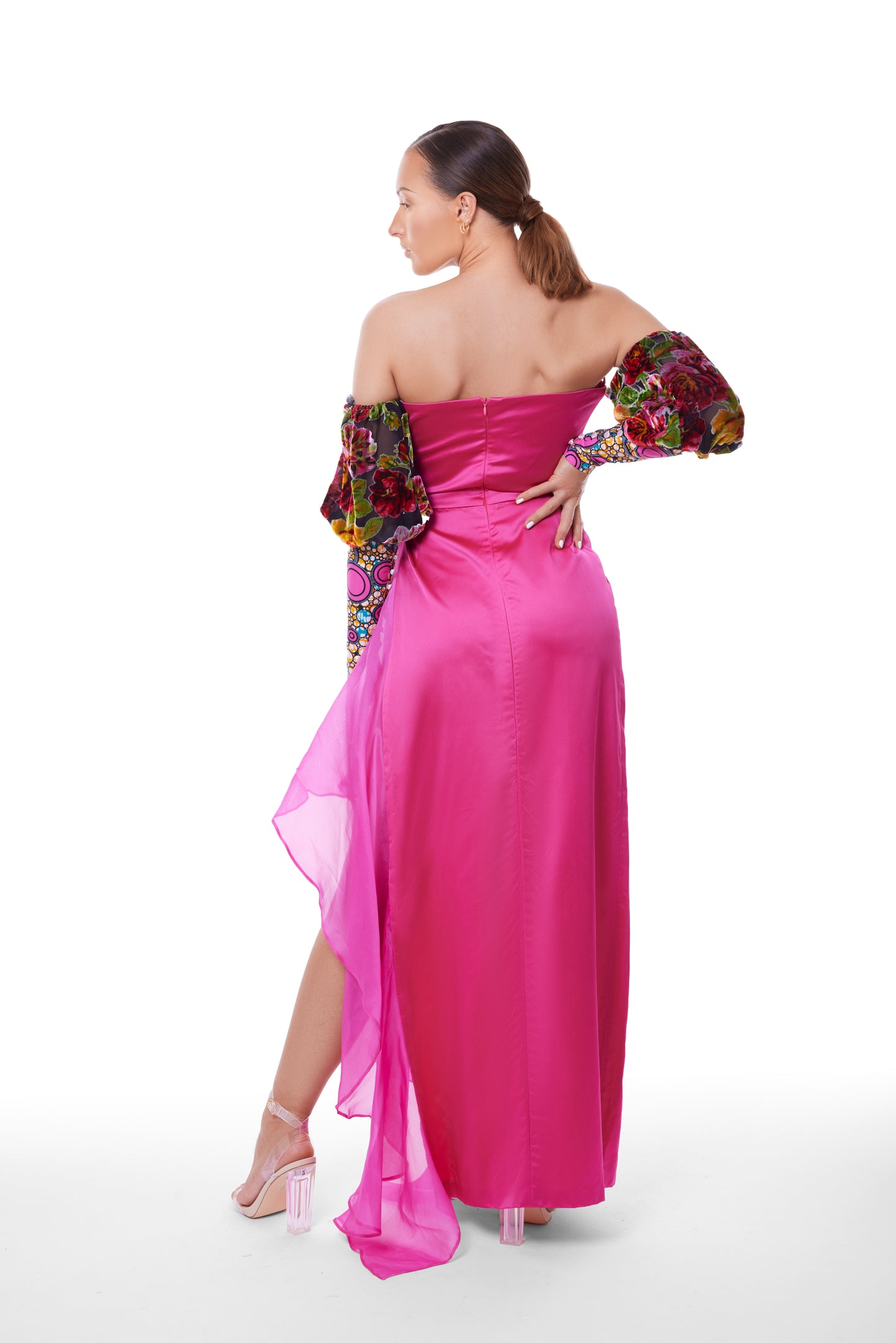 Robe bustier fluide rose et fuchsia vue de dos, fermeture au dos, manches bouffantes  ornées d’un motif floral et wax coloré, et jupe asymétrique.