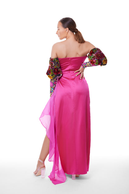 Robe bustier fluide rose et fuchsia vue de dos, fermeture au dos, manches bouffantes  ornées d’un motif floral et wax coloré, et jupe asymétrique.